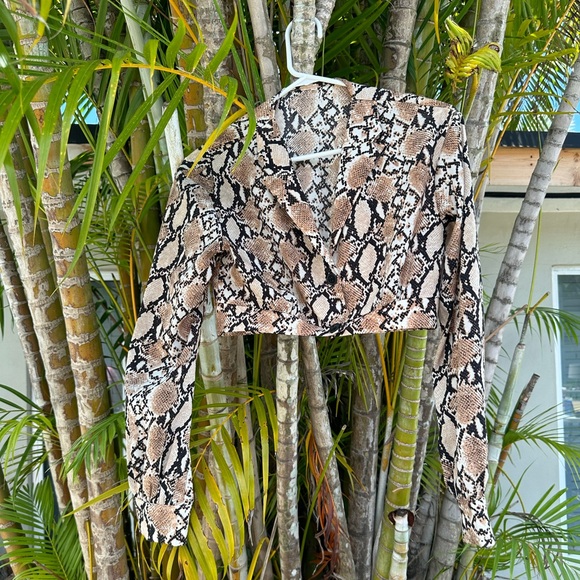 Snake print crop top button down shirt - Picture 2 of 4